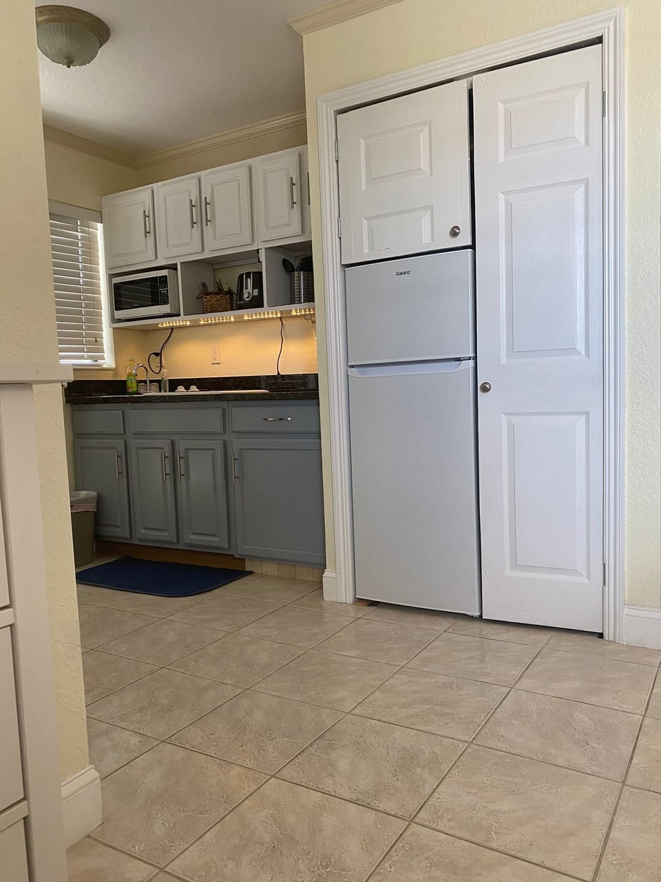 Full-service mini-kitchen !just updated now with the bigger fridge & freezer