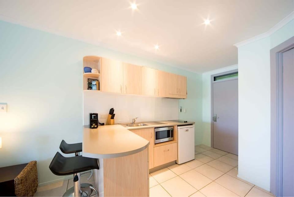 Studio unit sleeps 2 guest adults only 
Book direct and save. www.holidayinthewhitsundays.com
office number 0448253469
