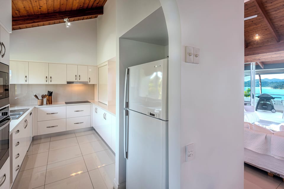 Apartment, 2 Bedrooms, 2 Bathrooms, Ocean View | Private kitchen | Fridge, microwave, oven, stovetop