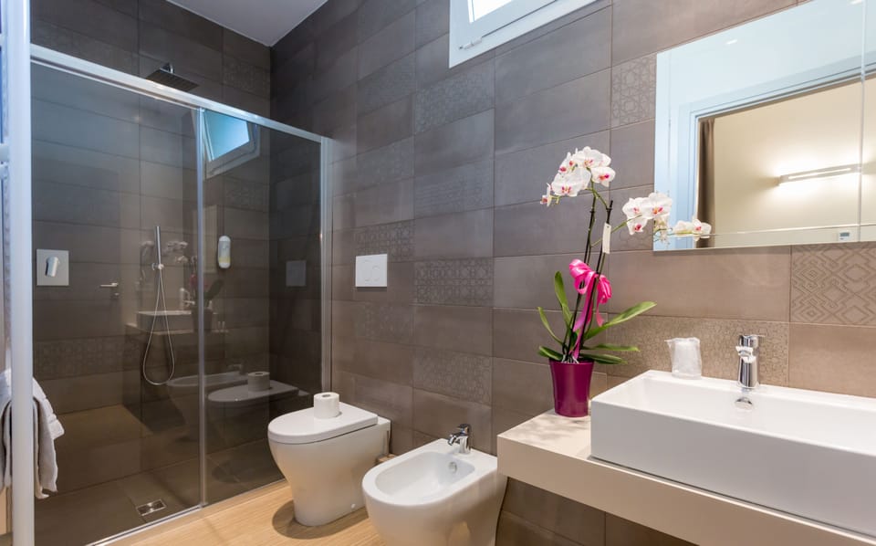 Shower, rainfall showerhead, free toiletries, hair dryer
