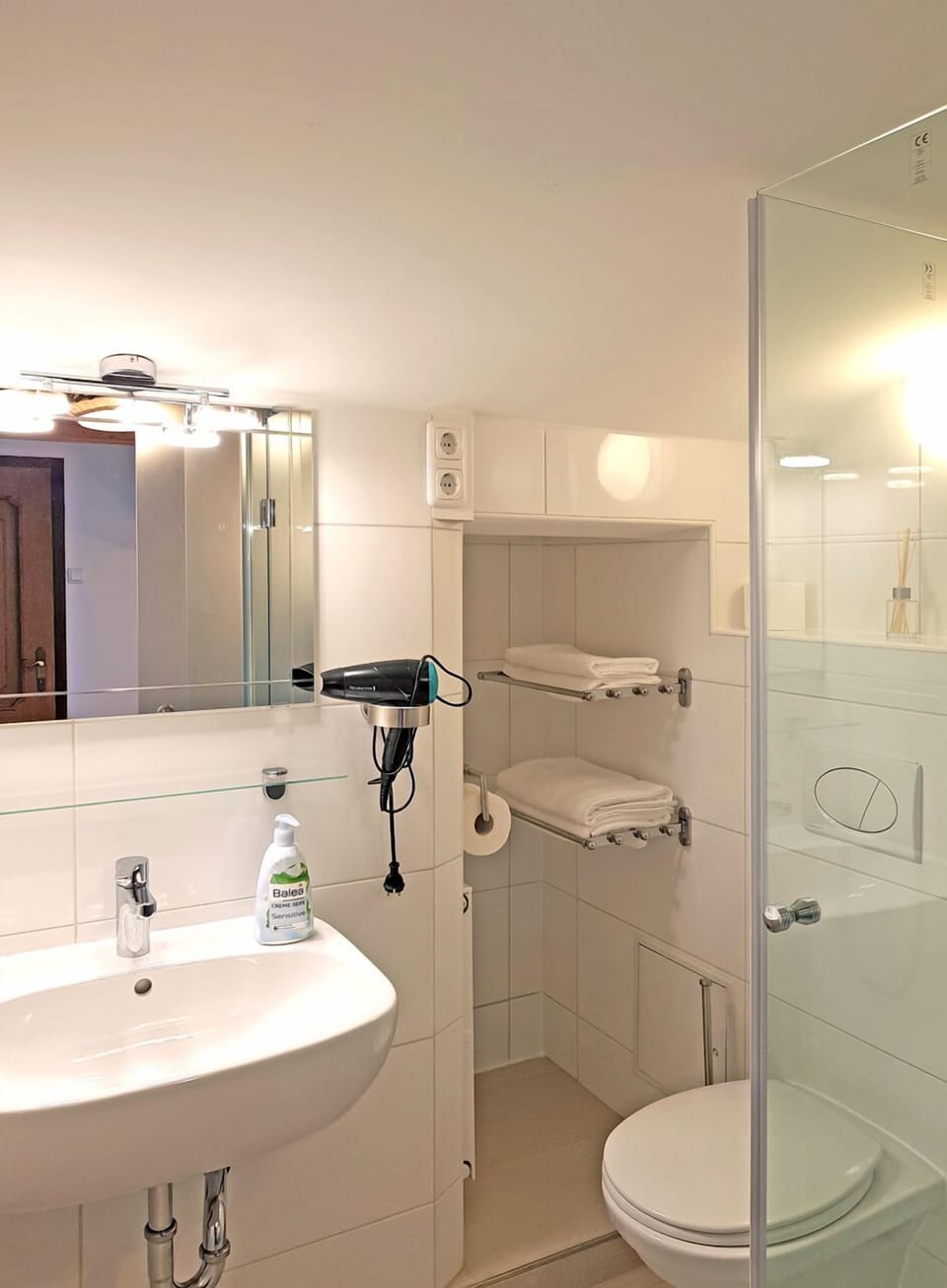 Junior Suite, Bergblick | Bathroom | Shower, hair dryer, towels, shampoo
