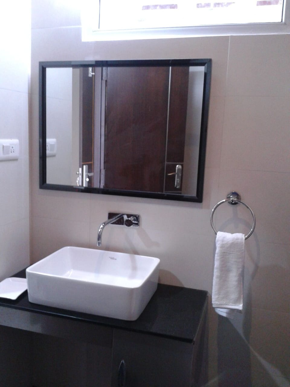 Shower, free toiletries, bidet, towels