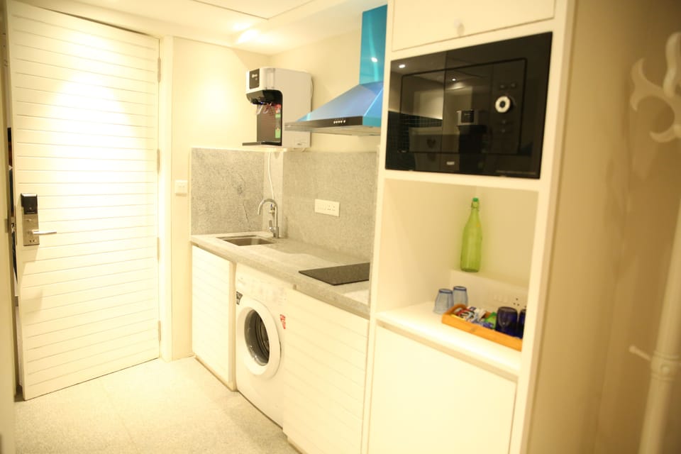Executive Apartment | Private kitchen | Stovetop, electric kettle, cookware/dishes/utensils