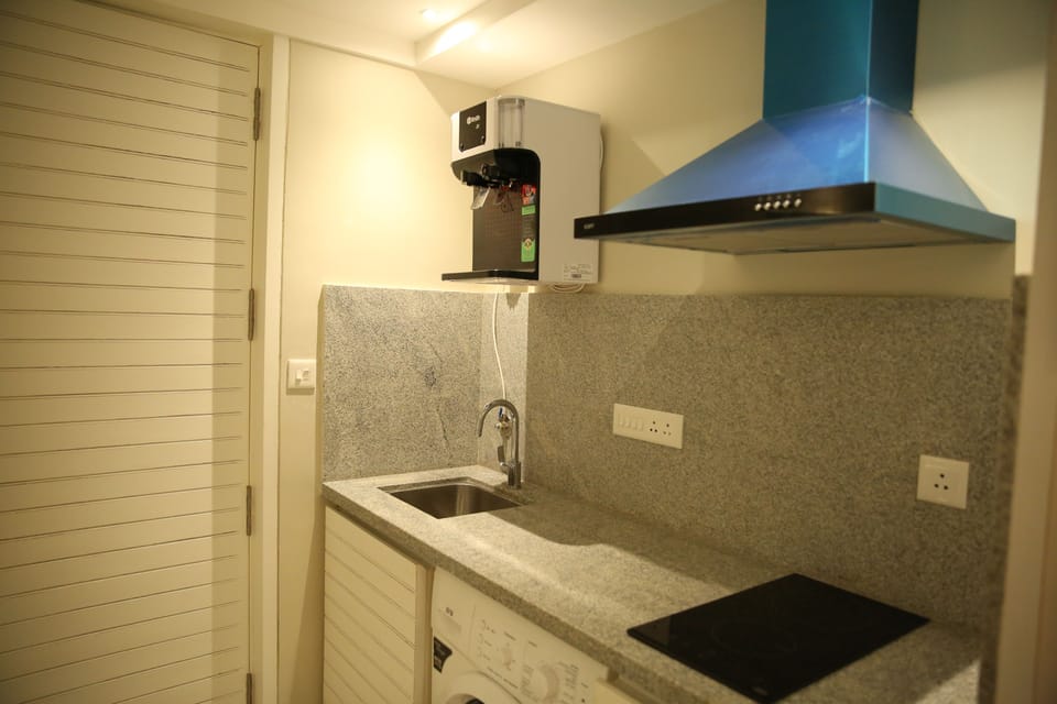 Executive Apartment | Private kitchen | Stovetop, electric kettle, cookware/dishes/utensils