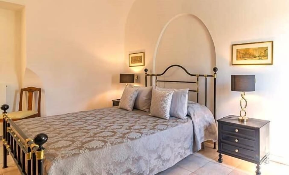 Desk, blackout drapes, free WiFi, bed sheets