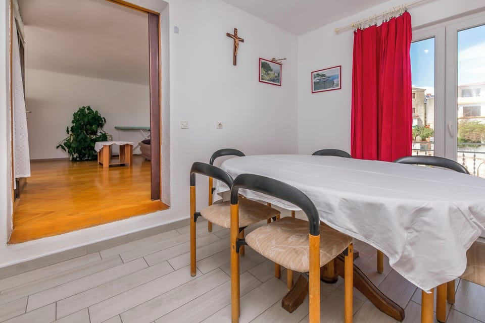Apartment (A1) | Dining