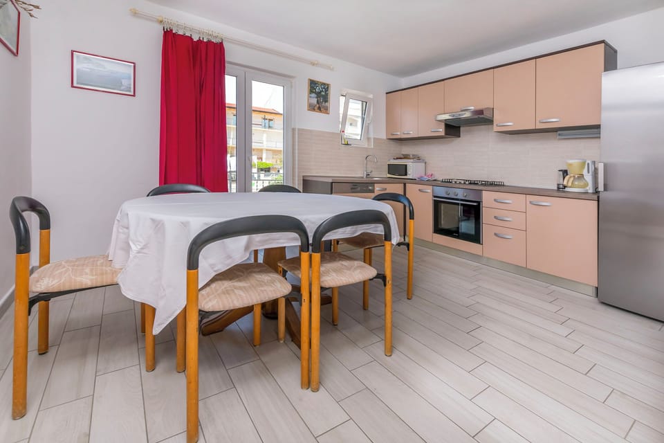 Apartment (A1) | Private kitchen | Fridge, microwave, oven, stovetop