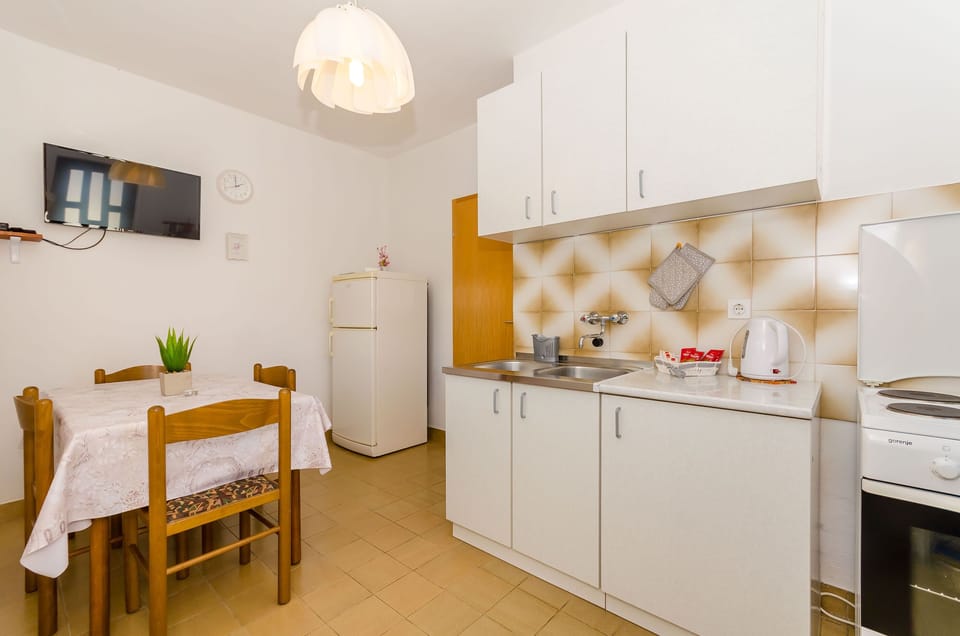 Apartment (A1) | Private kitchen | Fridge, oven, stovetop, electric kettle