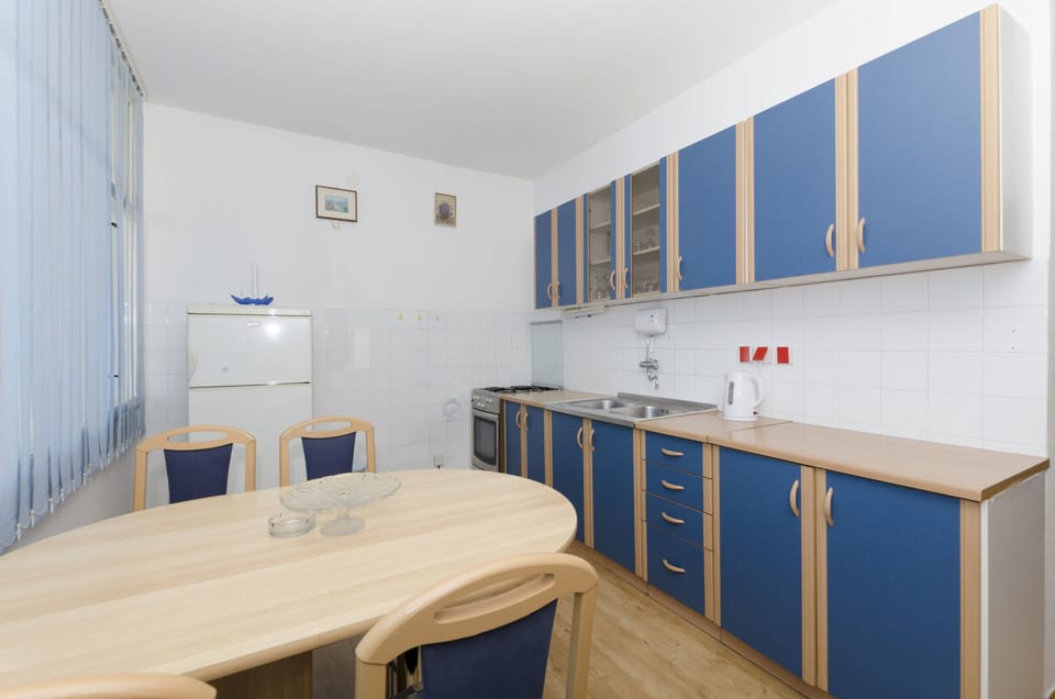 Private kitchen | Fridge, oven, stovetop, cookware/dishes/utensils
