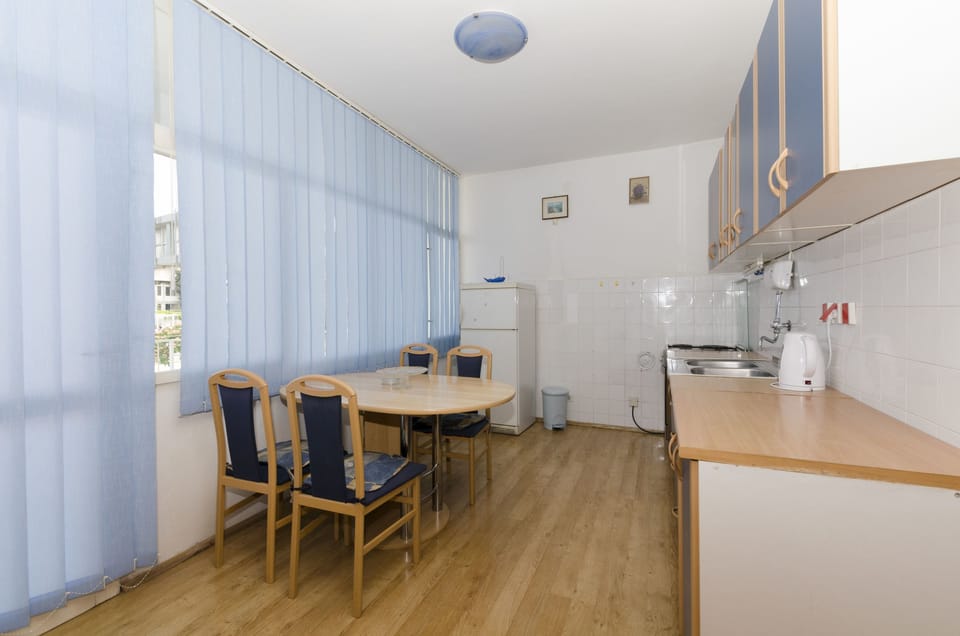 Private kitchen | Fridge, oven, stovetop, cookware/dishes/utensils