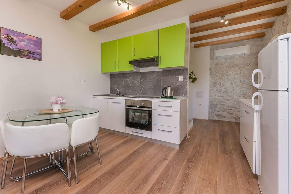 House | Private kitchen | Fridge, microwave, oven, stovetop