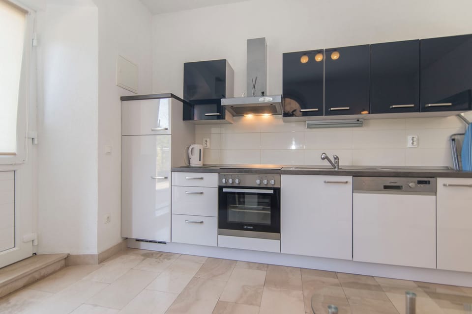 Apartment (A1) | Private kitchen | Fridge, oven, stovetop, dishwasher