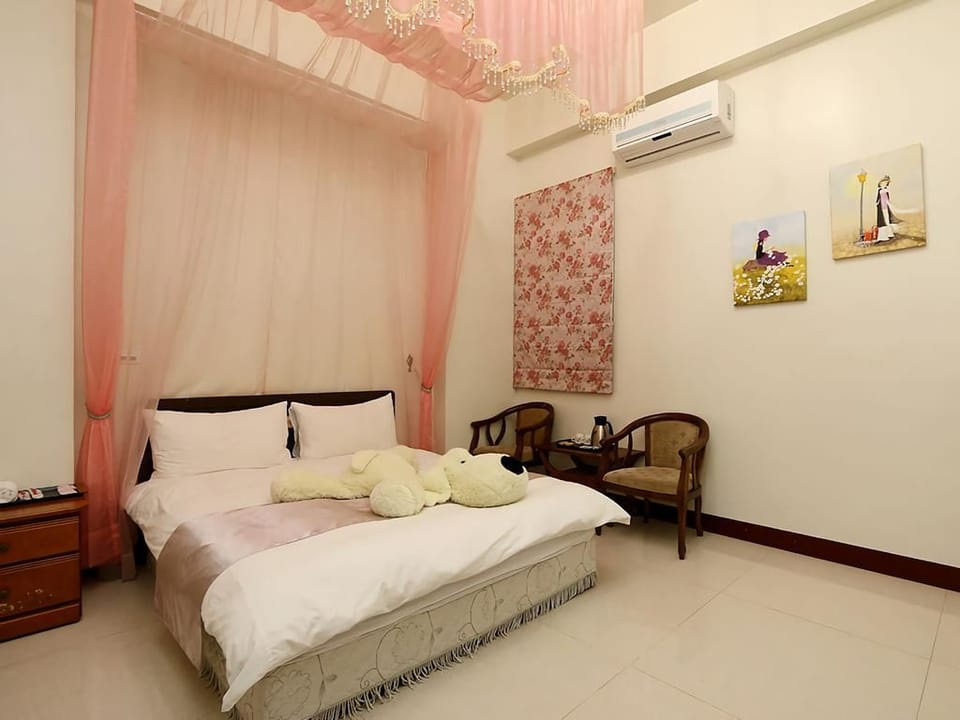 Standard Double Room | Desk, blackout drapes, free WiFi, bed sheets