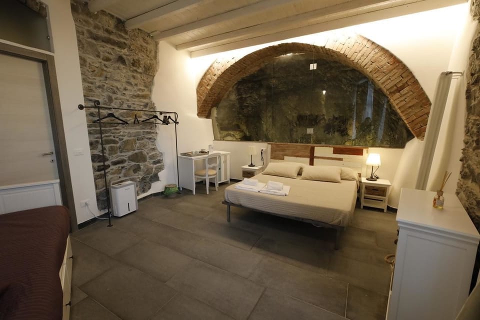 Quadruple Room (Cave) | In-room safe, desk, free WiFi, bed sheets