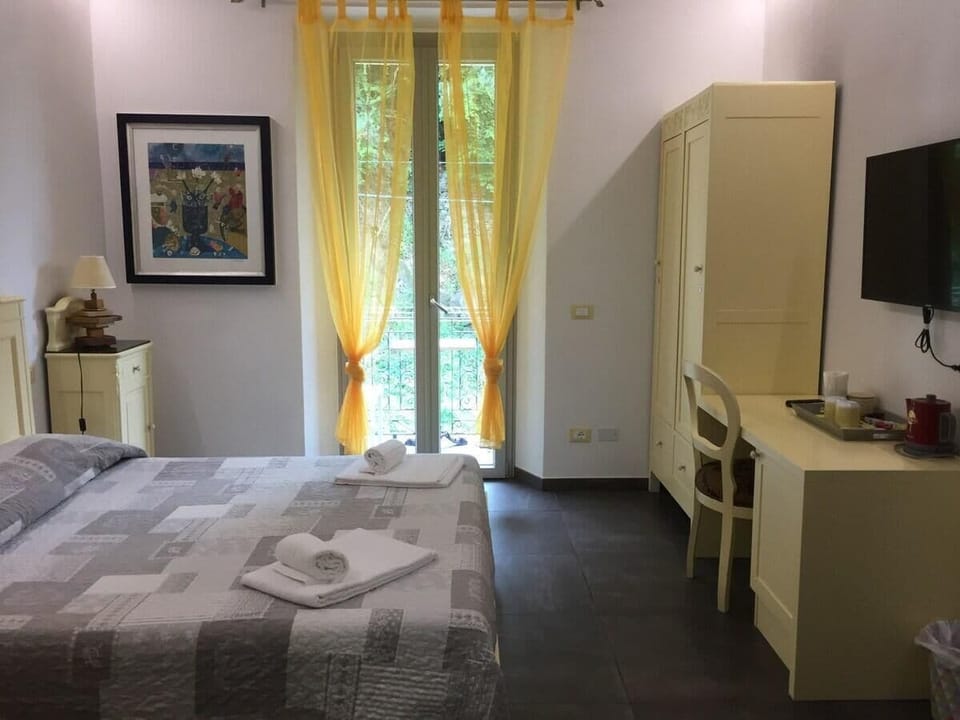Double Room | In-room safe, soundproofing, free cribs/infant beds, free WiFi