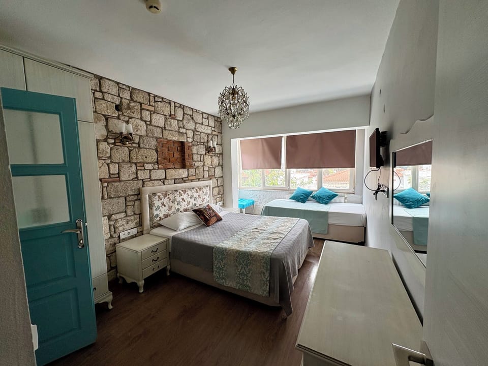 Traditional Room | 1 bedroom, minibar, in-room safe, desk