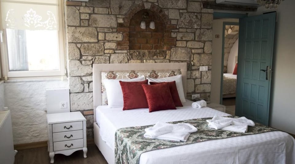 Traditional Room | 1 bedroom, minibar, in-room safe, desk