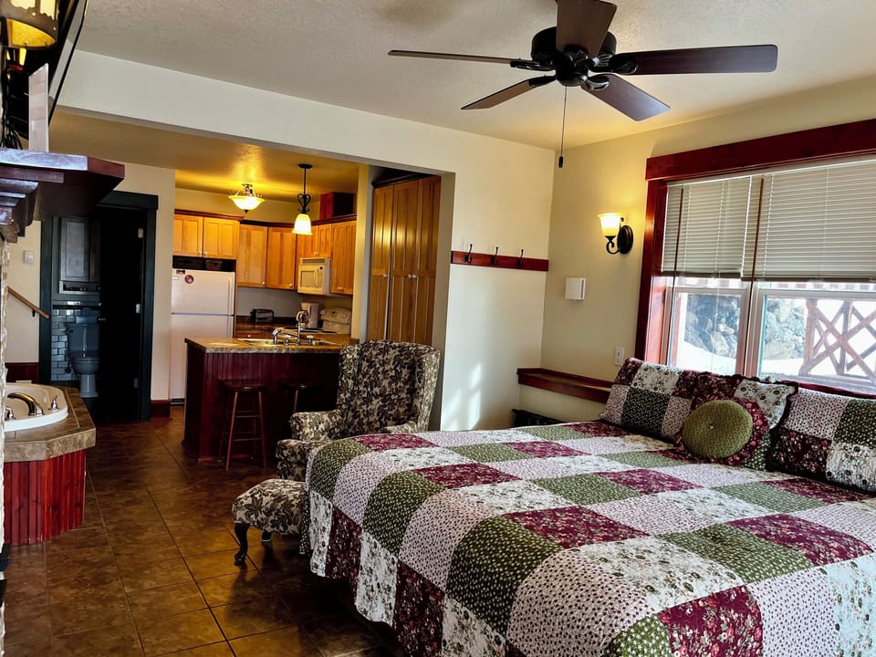 Looking from the Entry Door
Inn Suite #6 has everything you want for a romantic getaway for two on the North Shore. Imagine stepping through the entry door to this suite.