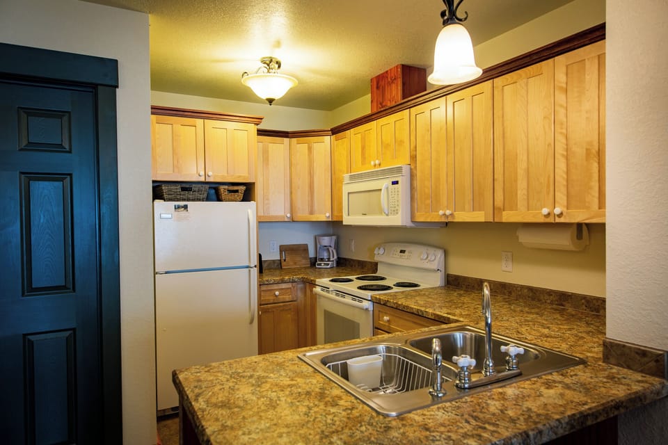 Kitchen
Picture yourself making a romantic meal for that special someone. Inn Suite #6 is complete with a full kitchen that includes a microwave, stove, oven, and refrigerator.