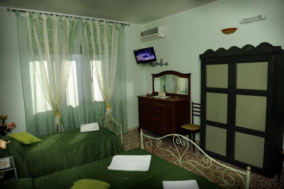 Triple Room | Desk, soundproofing, free cribs/infant beds, free WiFi