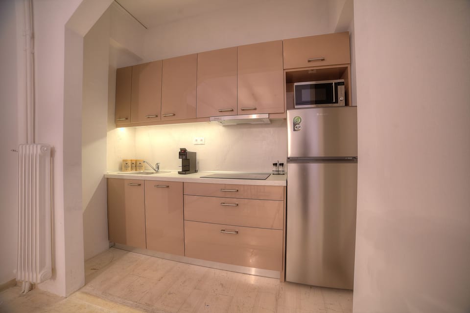 City Apartment, 3 Bedrooms | Private kitchen | Full-size fridge, microwave, oven, stovetop