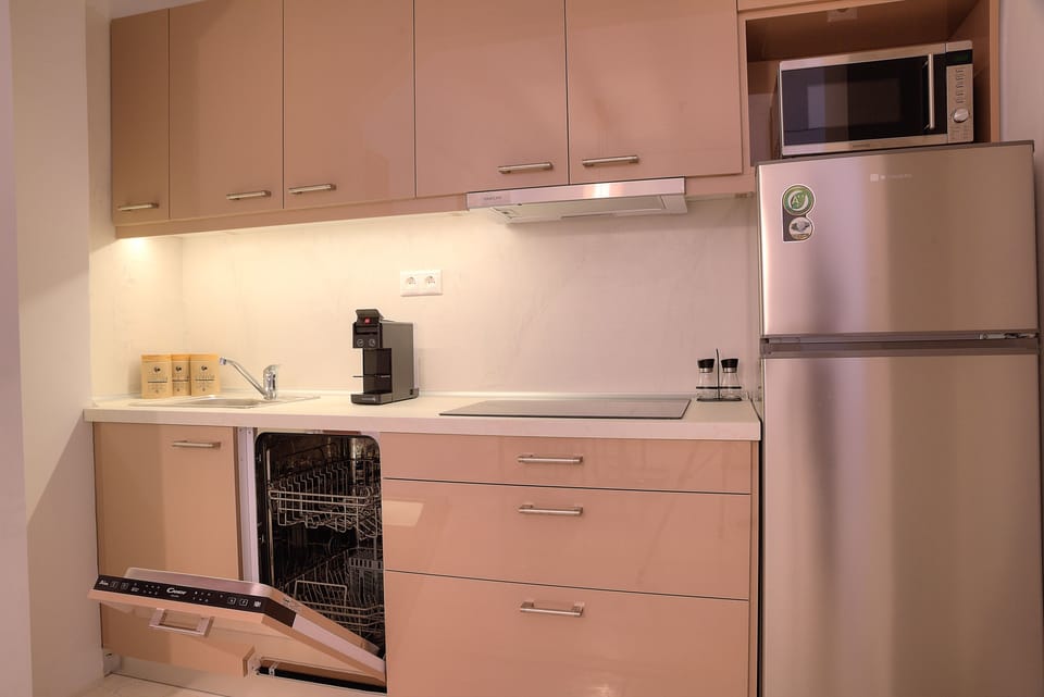 City Apartment, 3 Bedrooms | Private kitchen | Full-size fridge, microwave, oven, stovetop