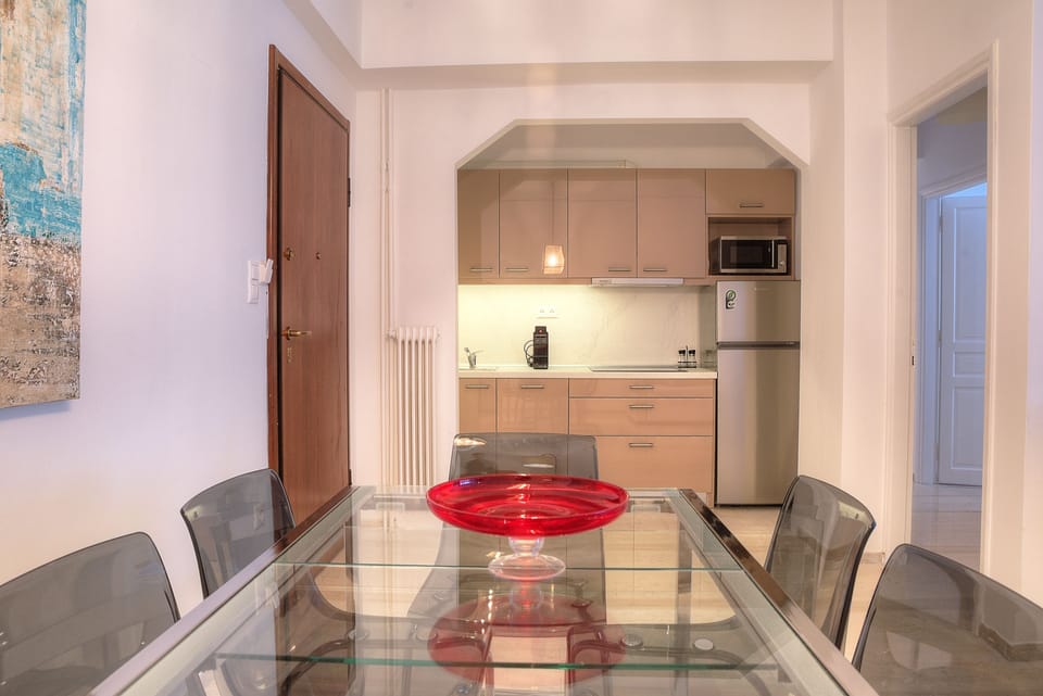 City Apartment, 3 Bedrooms | Private kitchen | Full-size fridge, microwave, oven, stovetop