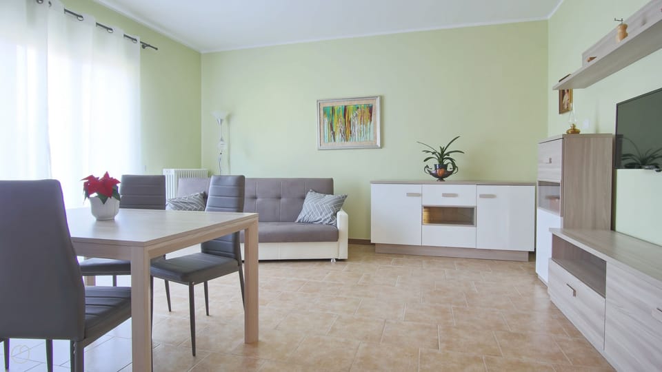 Apartment (2 Bedrooms) | Front of property