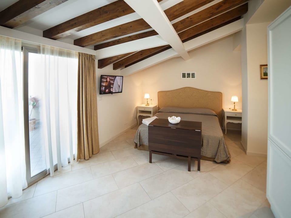 Quadruple Room, Balcony | Soundproofing, WiFi (free), bed sheets