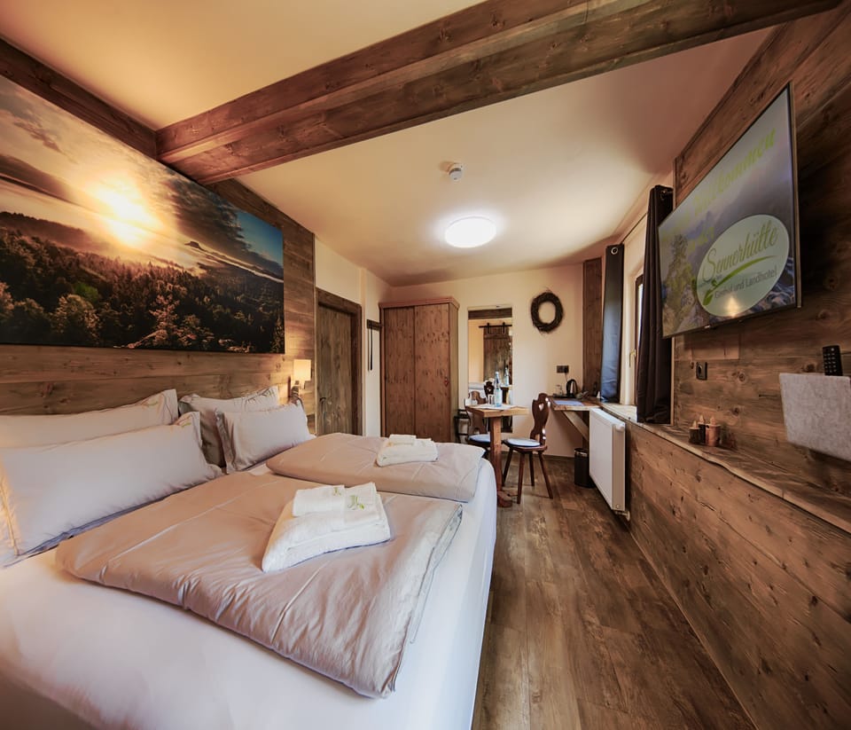 Double Room (Zimmer 180) | In-room safe, individually decorated, desk, blackout drapes