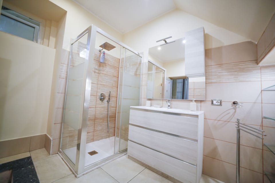 Deluxe Double Room, Balcony | Bathroom | Shower, hair dryer, bidet, towels
