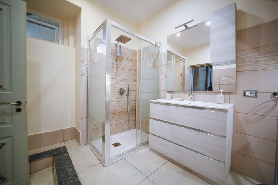 Deluxe Double Room, Balcony | Bathroom | Shower, hair dryer, bidet, towels
