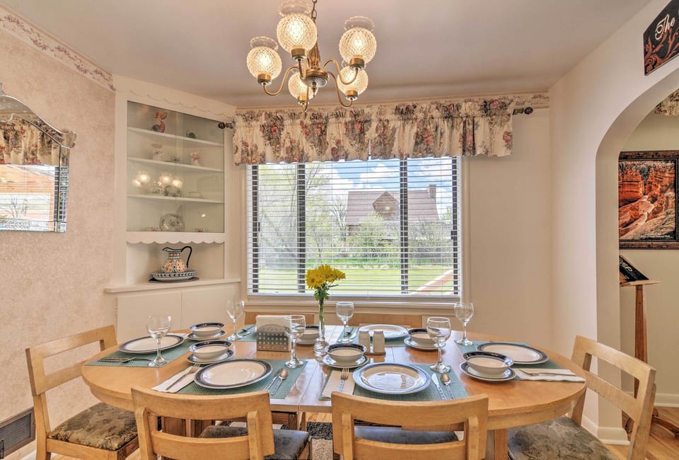 Dining Area | Dishes & Flatware Provided