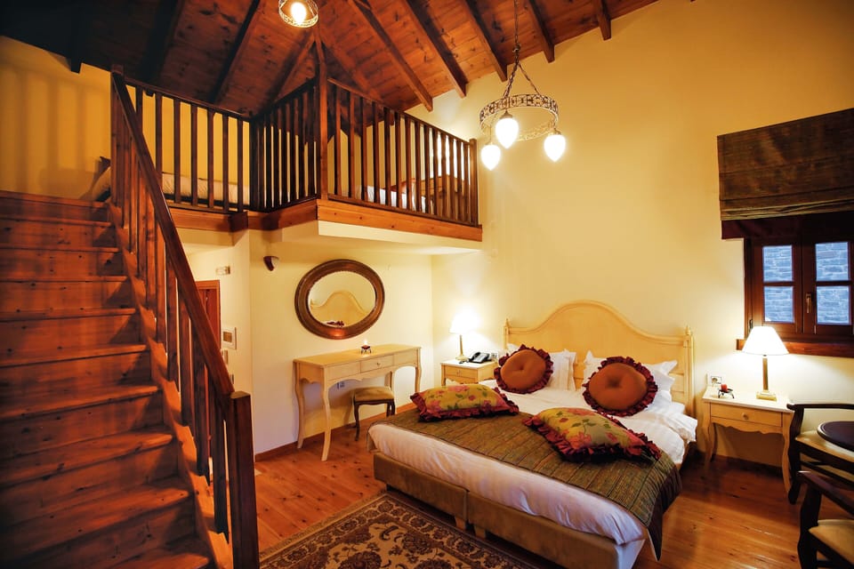 Suite, Mountain View | Minibar, desk, soundproofing, free WiFi