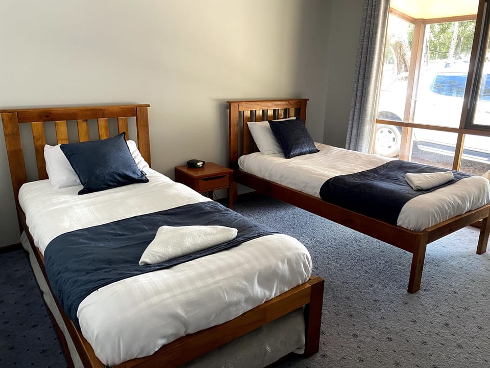 Bedroom 2: Single beds with an additional trundle for flexible sleeping arrangements. 