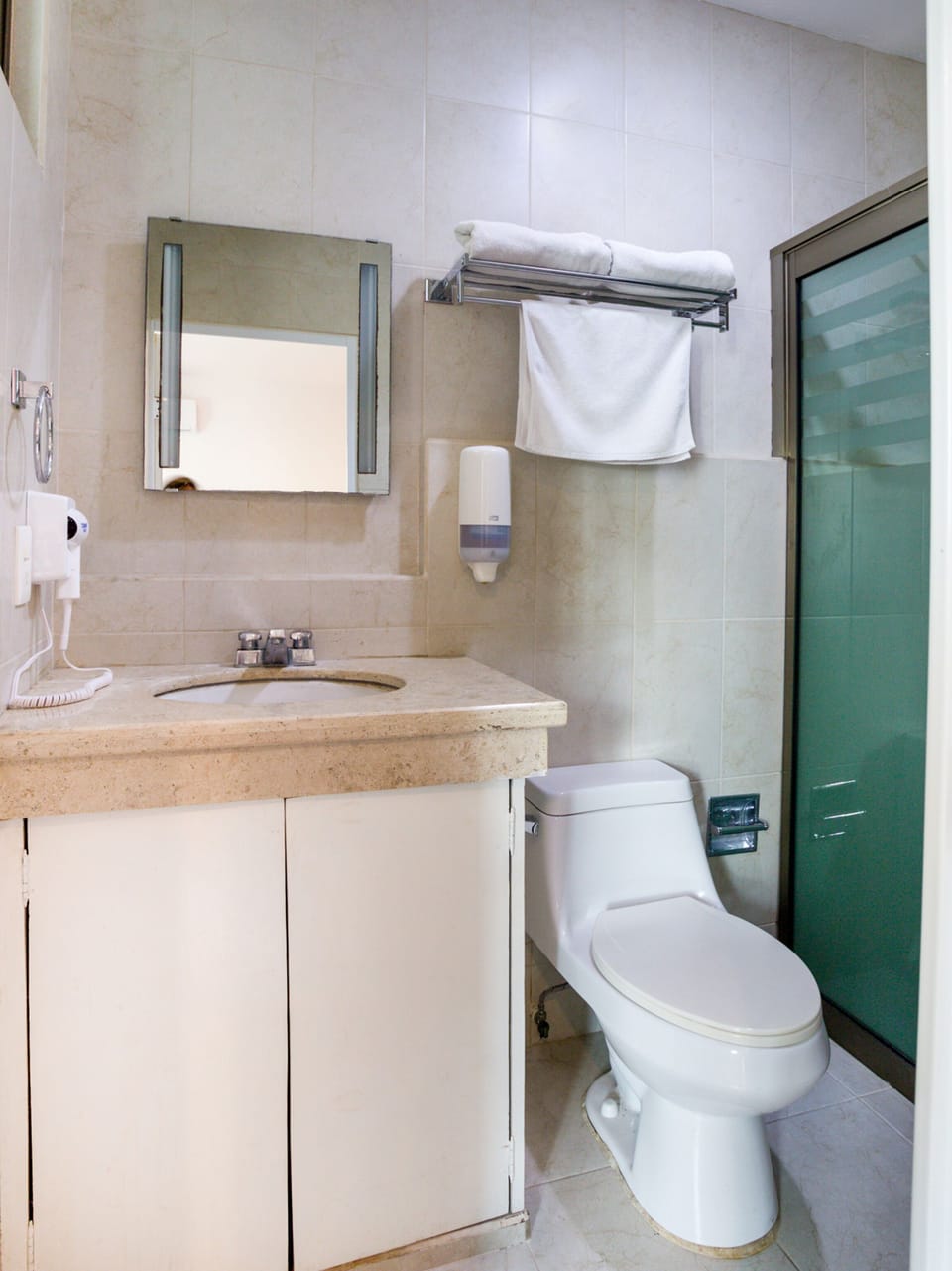 Standard Room | Bathroom | Shower, rainfall showerhead, hair dryer, towels