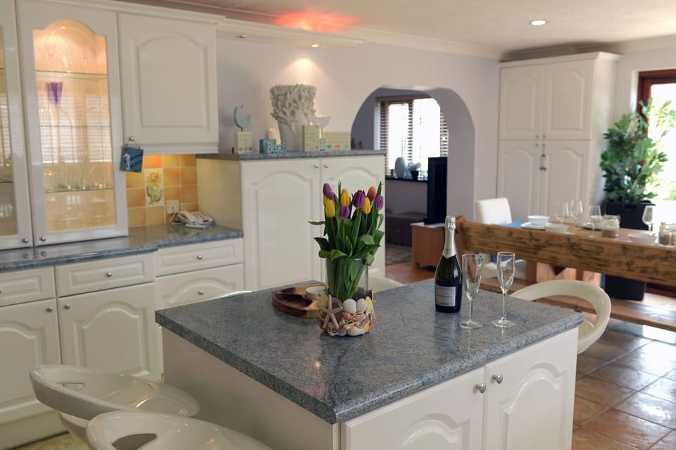 Large cottage, WiFi, parking