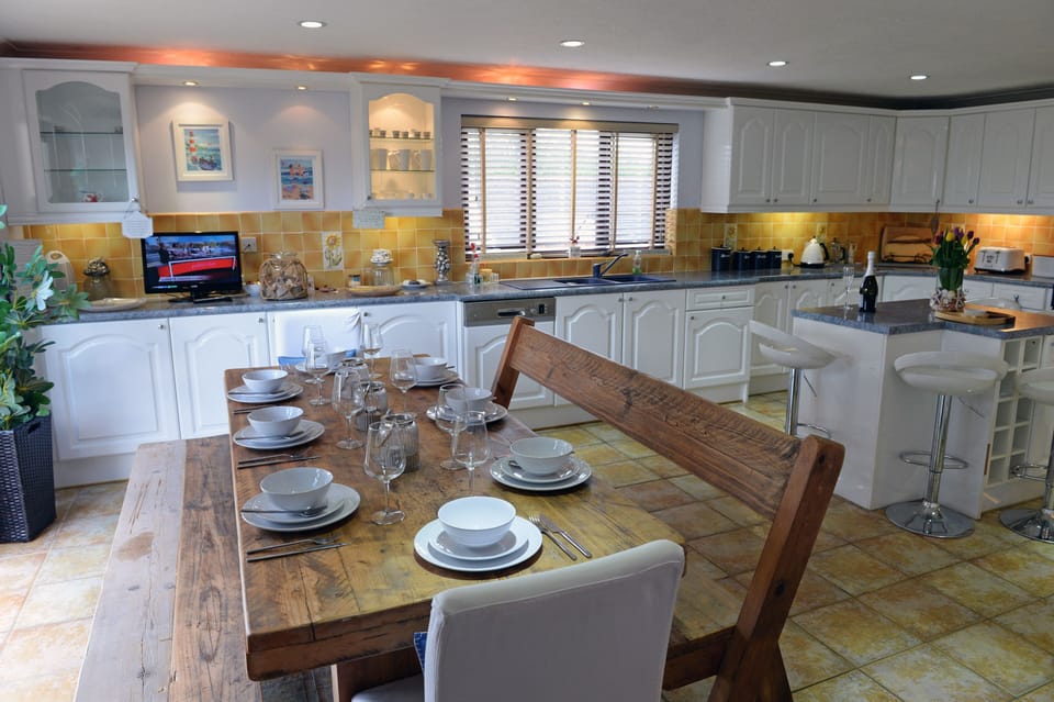 Large cottage, WiFi, parking