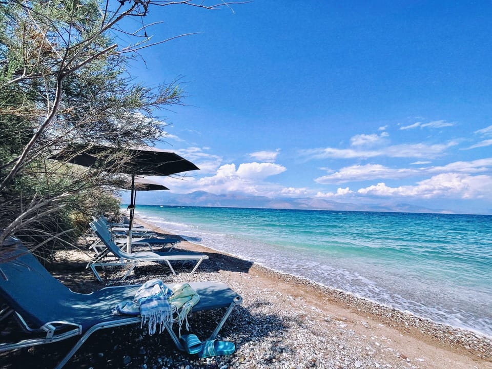 Sunbeds, umbrellas, towels, snorkeling gear and 3 SUPs for easy beach days.