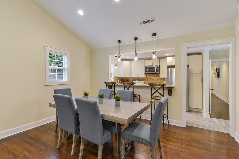 Dining Area Seats 6
