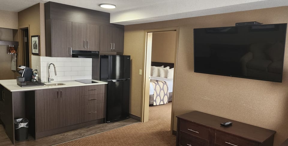 Business Suite, 1 King Bed | Private kitchen | Fridge, microwave, coffee/tea maker