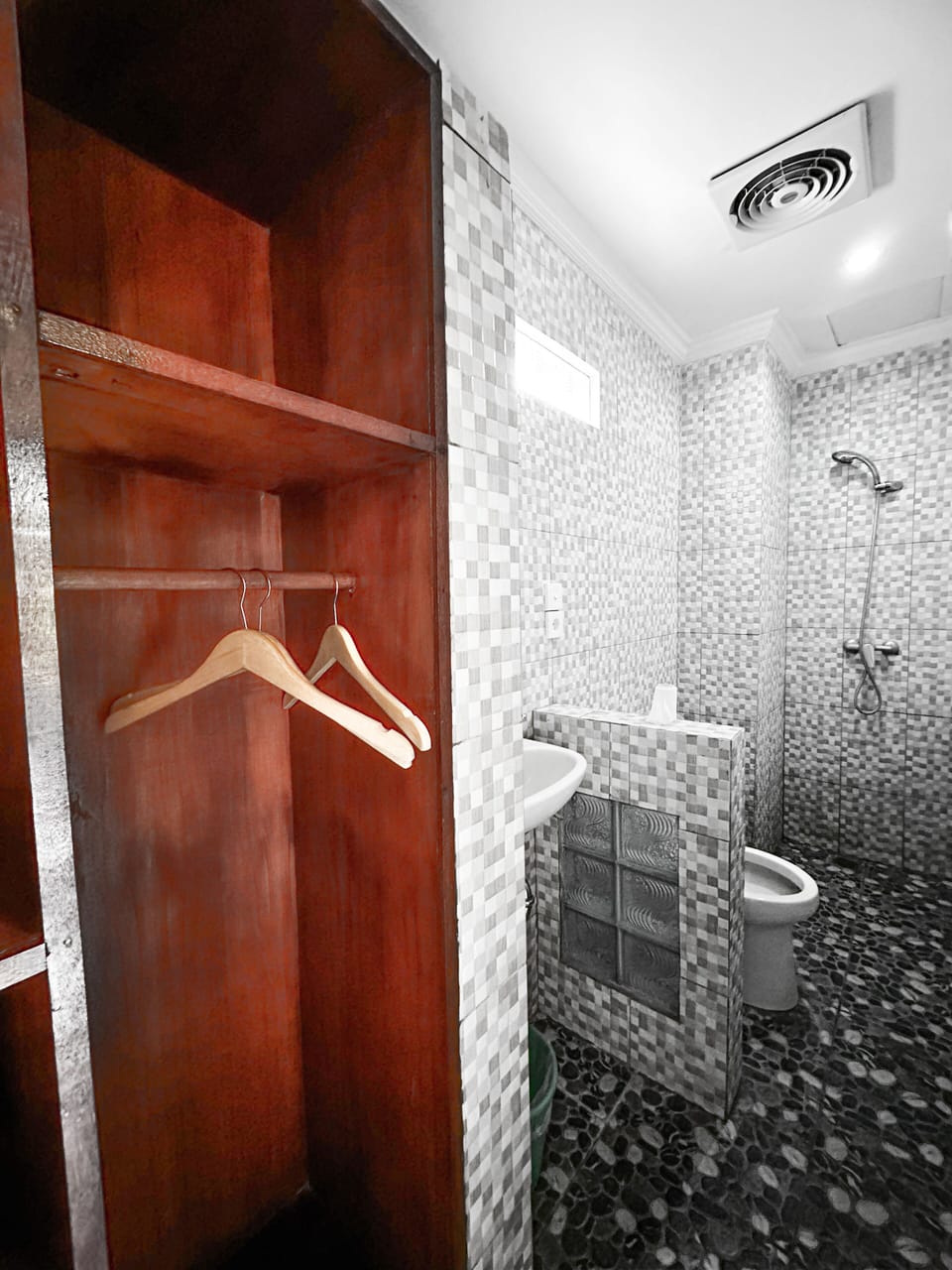 Premium Room | Bathroom | Shower, hair dryer, bidet, towels
