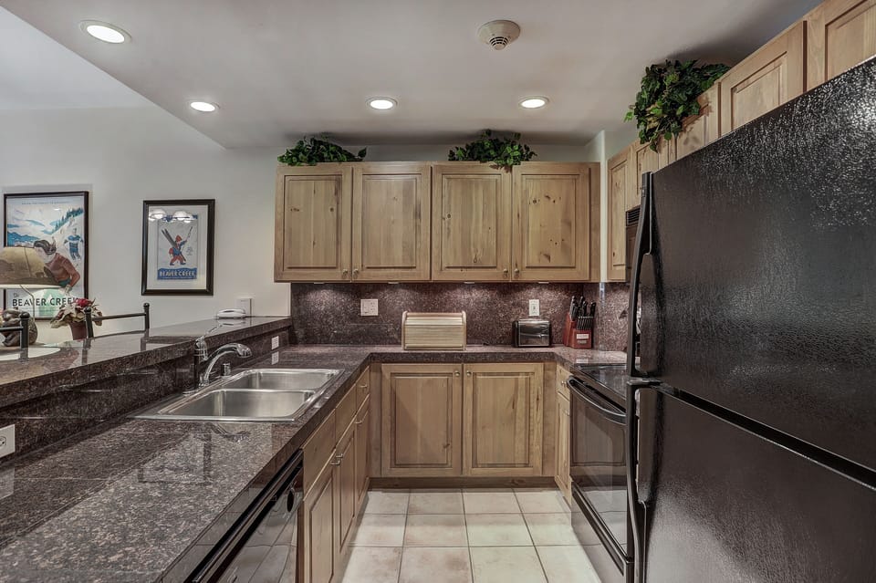 Condo, 2 Bedrooms | Private kitchen | Oven, coffee/tea maker, toaster