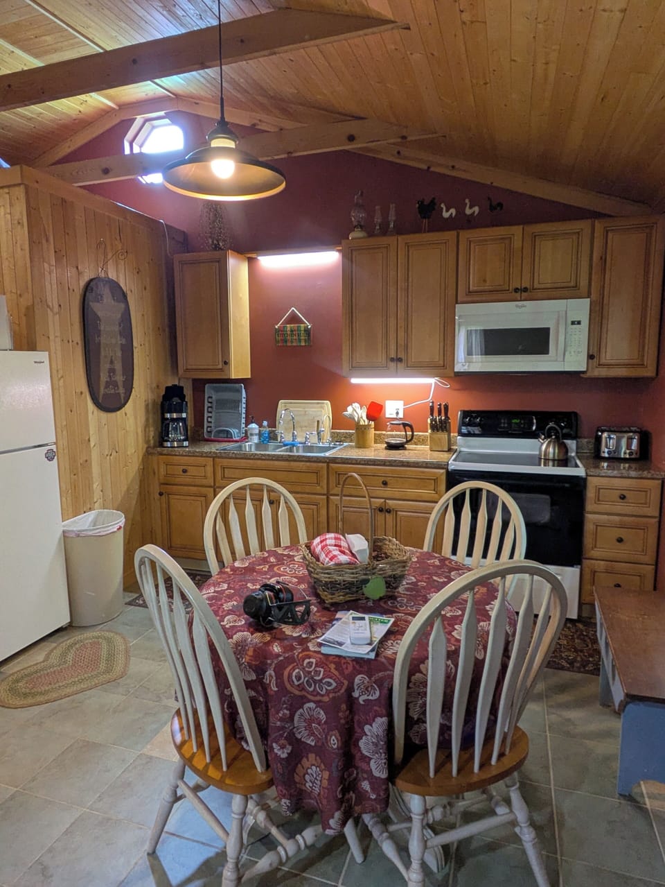 kitchen fully equipped for cooking meals... pots+pans,dishes, utensils, etc

