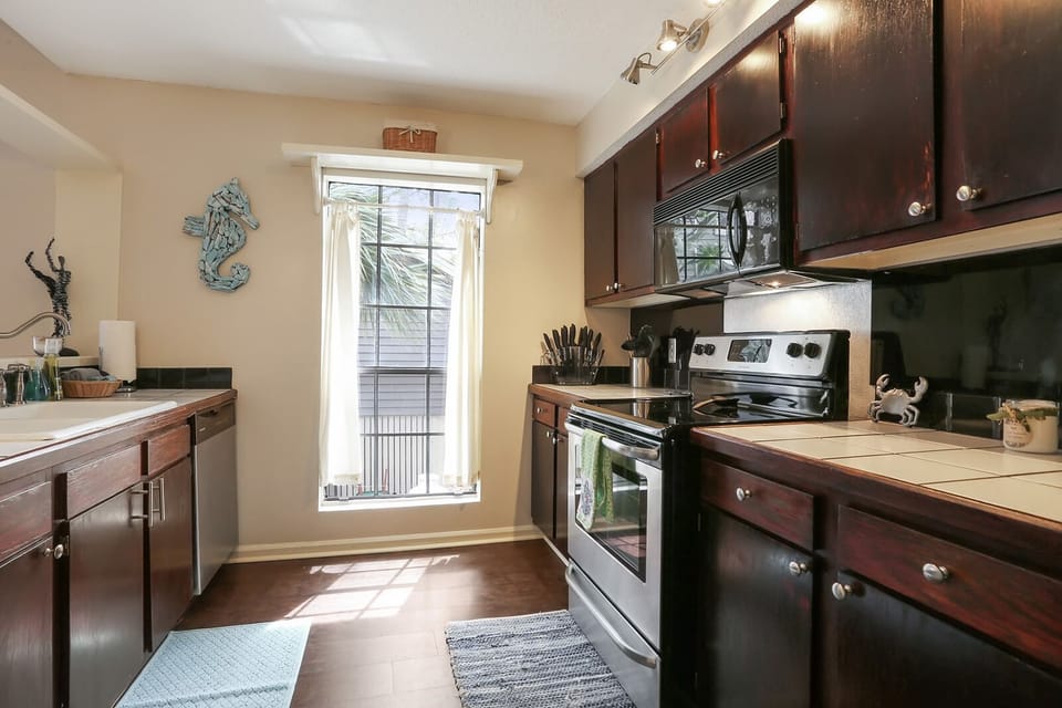 Fully equipped kitchen for the avid chef.