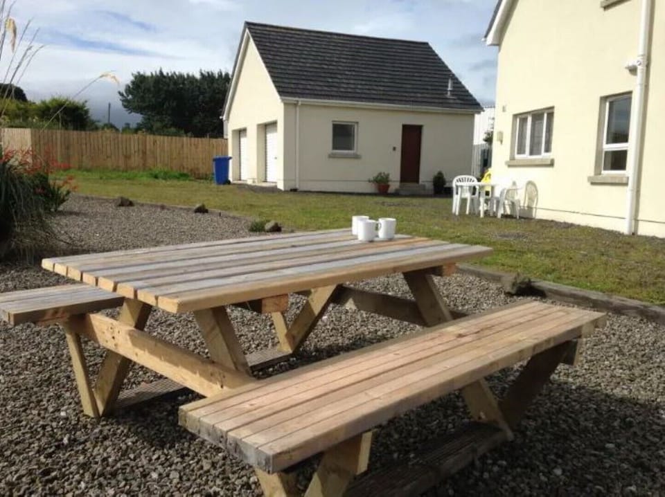 garden with picnic bench