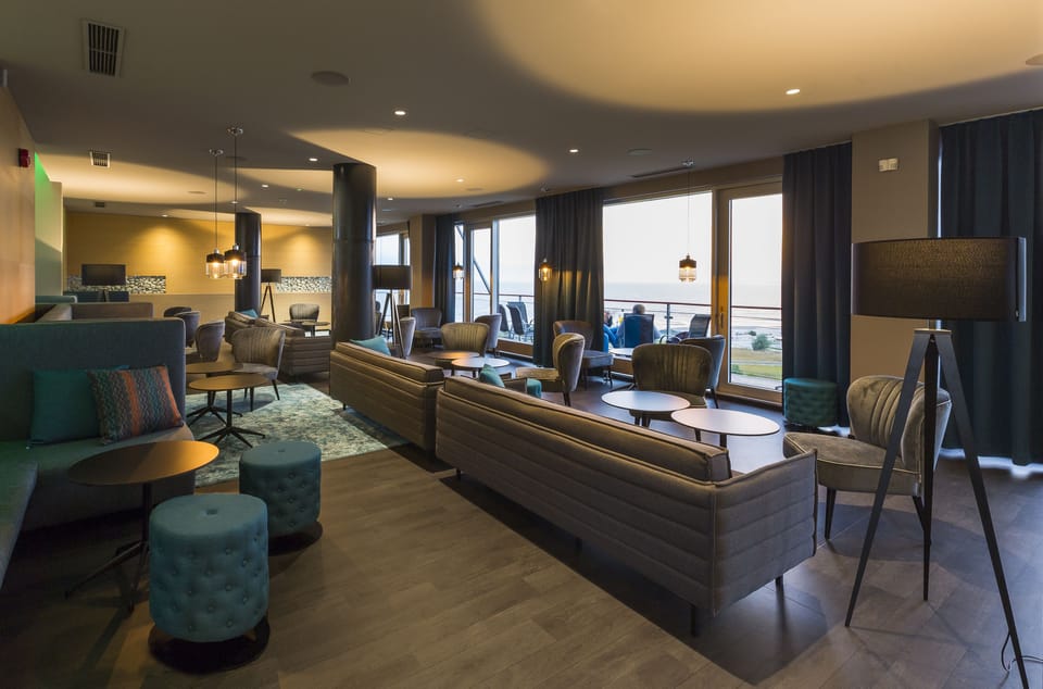 3 bars/lounges, cocktail bar