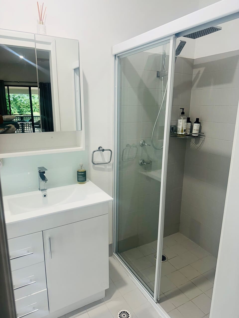 Deluxe Room, 1 King Bed, Connecting Rooms, Courtyard Area | Bathroom | Shower, hair dryer, towels, soap