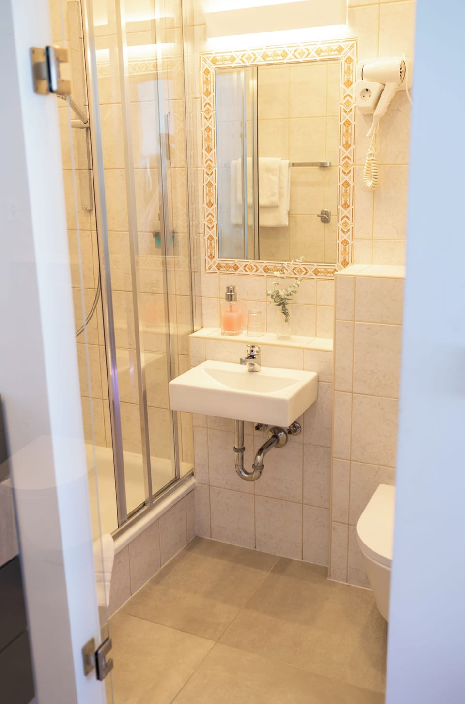 Roof top Einzelzimmer | Bathroom | Hair dryer, towels, soap, shampoo