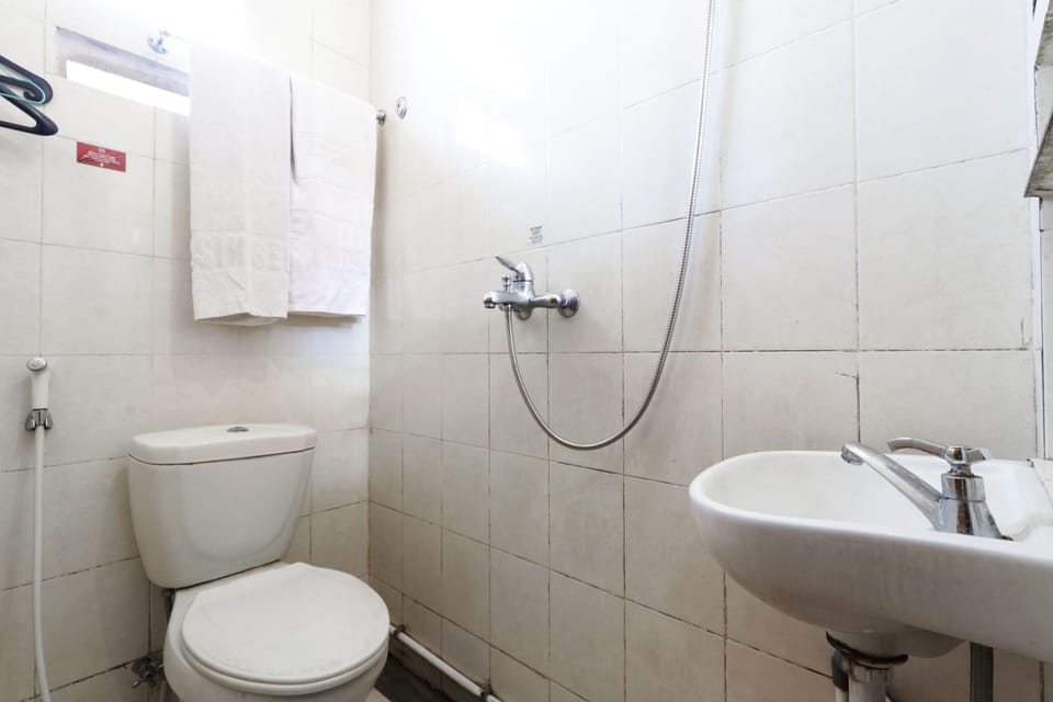 Basic Triple Room | Bathroom | Shower, towels